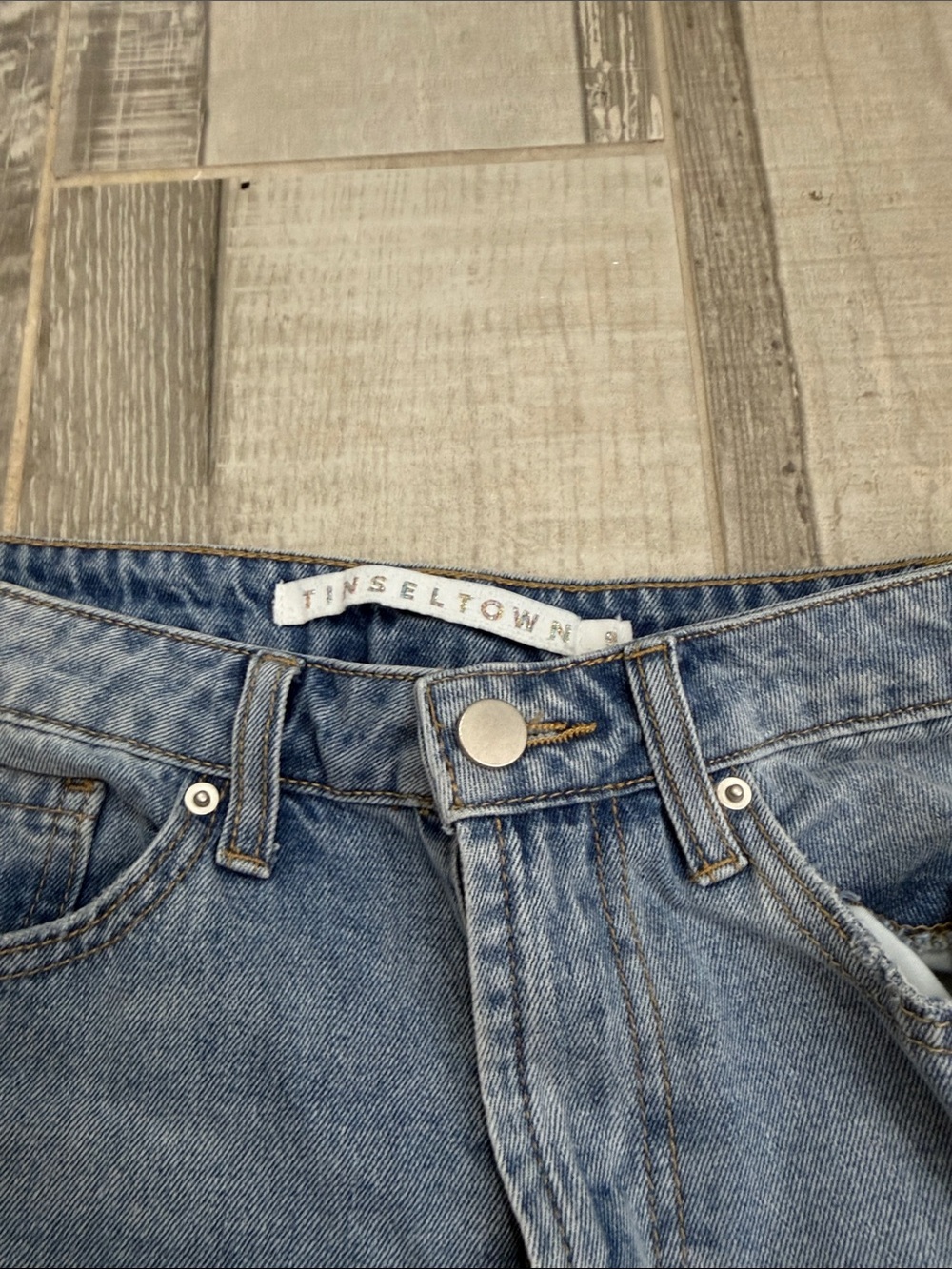 High waisted straight light washed ripped jeans